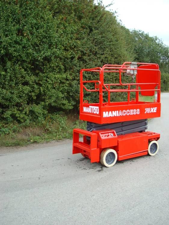 Side view of the used Manitou XE78-1 scissor lift