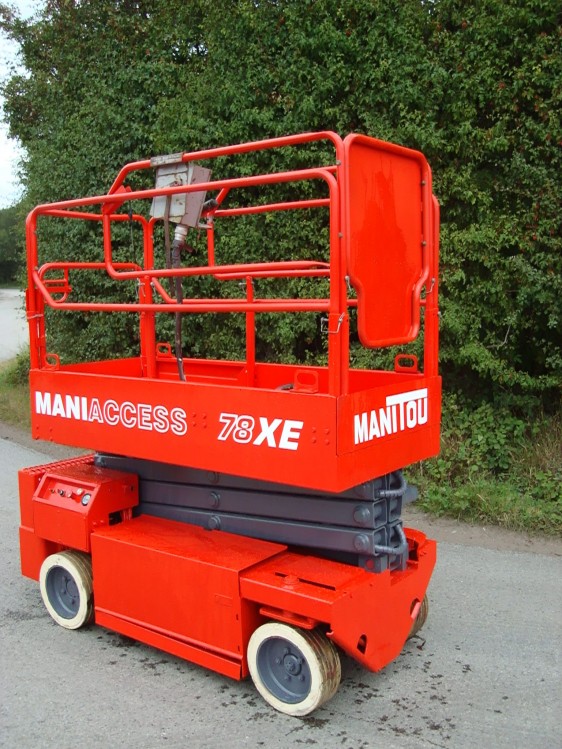 Manitou XE78-2 scissor lift in lowered position